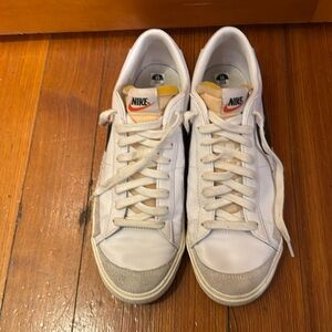 NIKE BLAZER LOW '77 VINTAGE 'WHITE BLACK'
Lightly used - Size 11